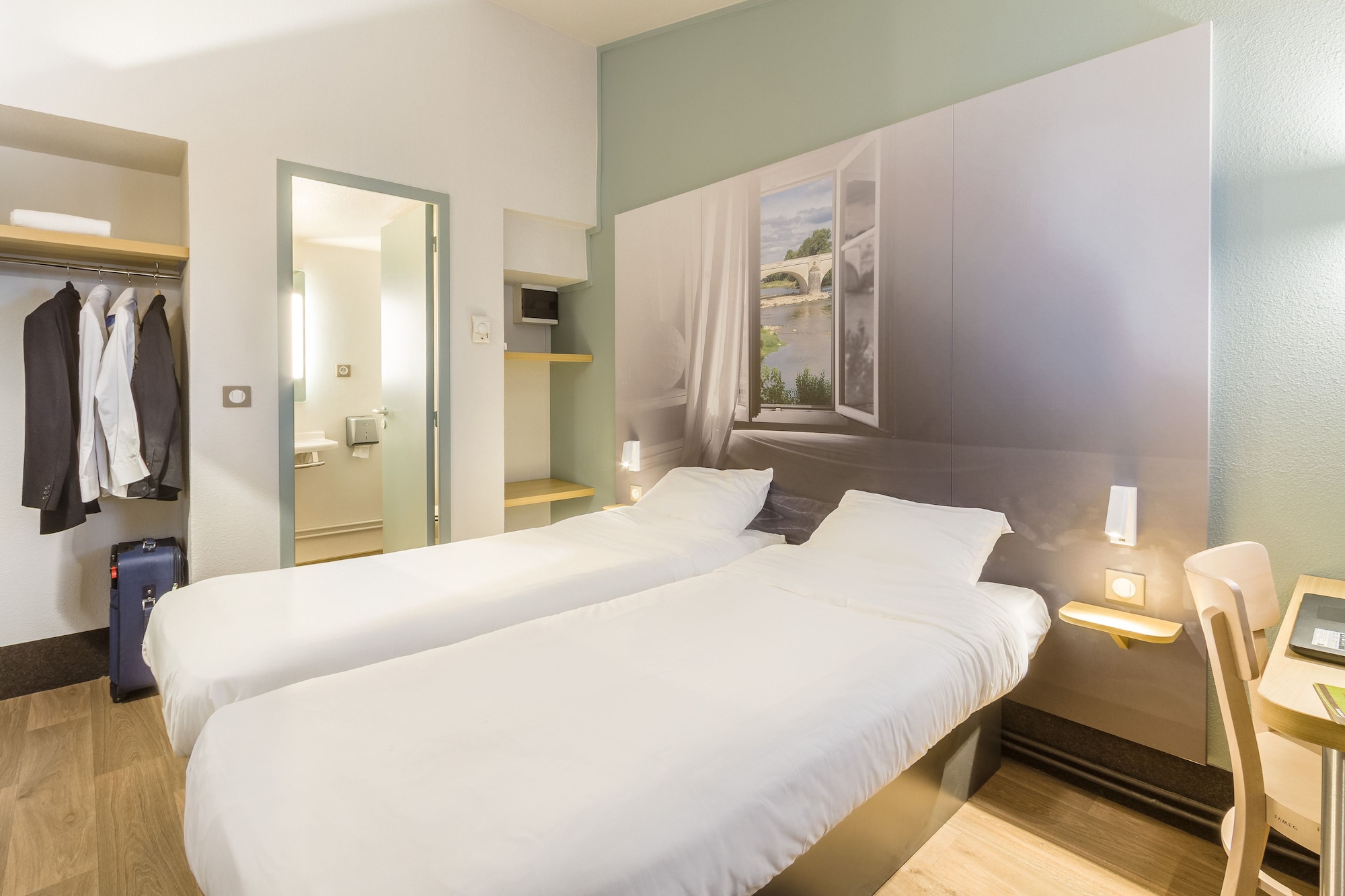 ROOM, TWIN BEDS