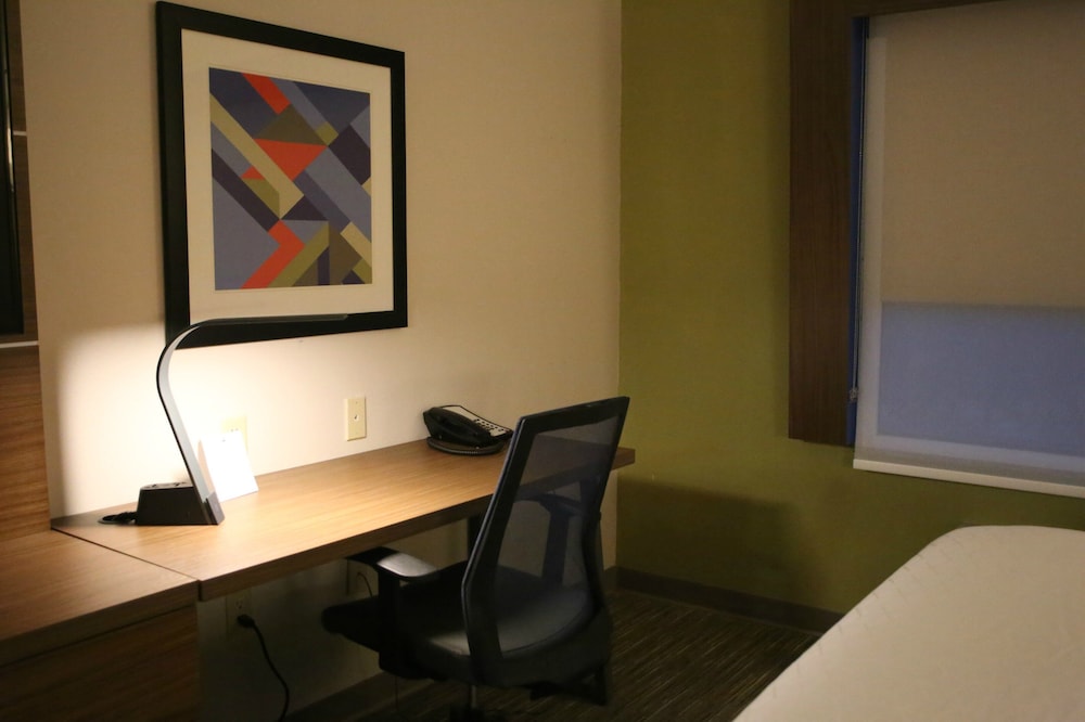 Holiday Inn Express & Suites Claypool Hill (Richlands Area) 62/63