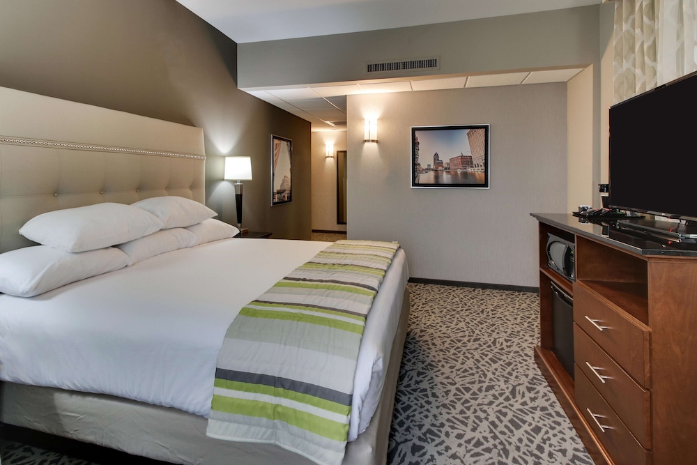 Drury Plaza Hotel Milwaukee Downtown 8/50