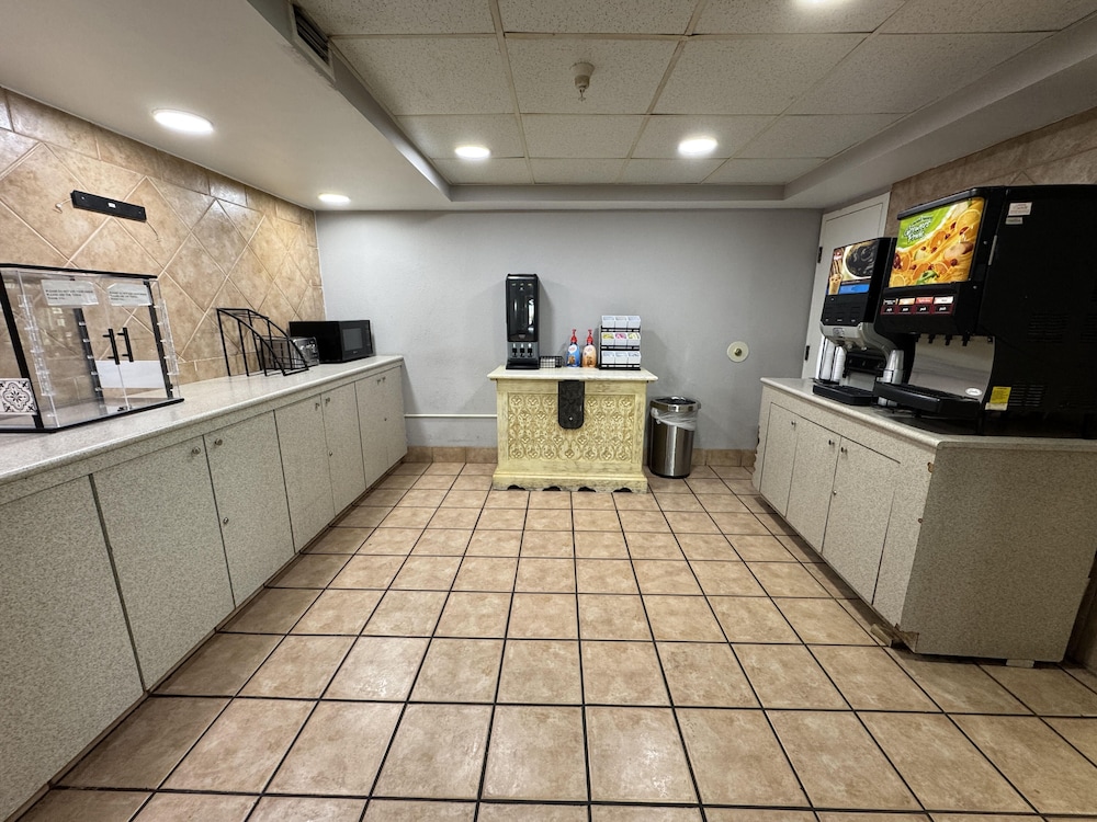 Super 8 by Wyndham Savannah 8/51