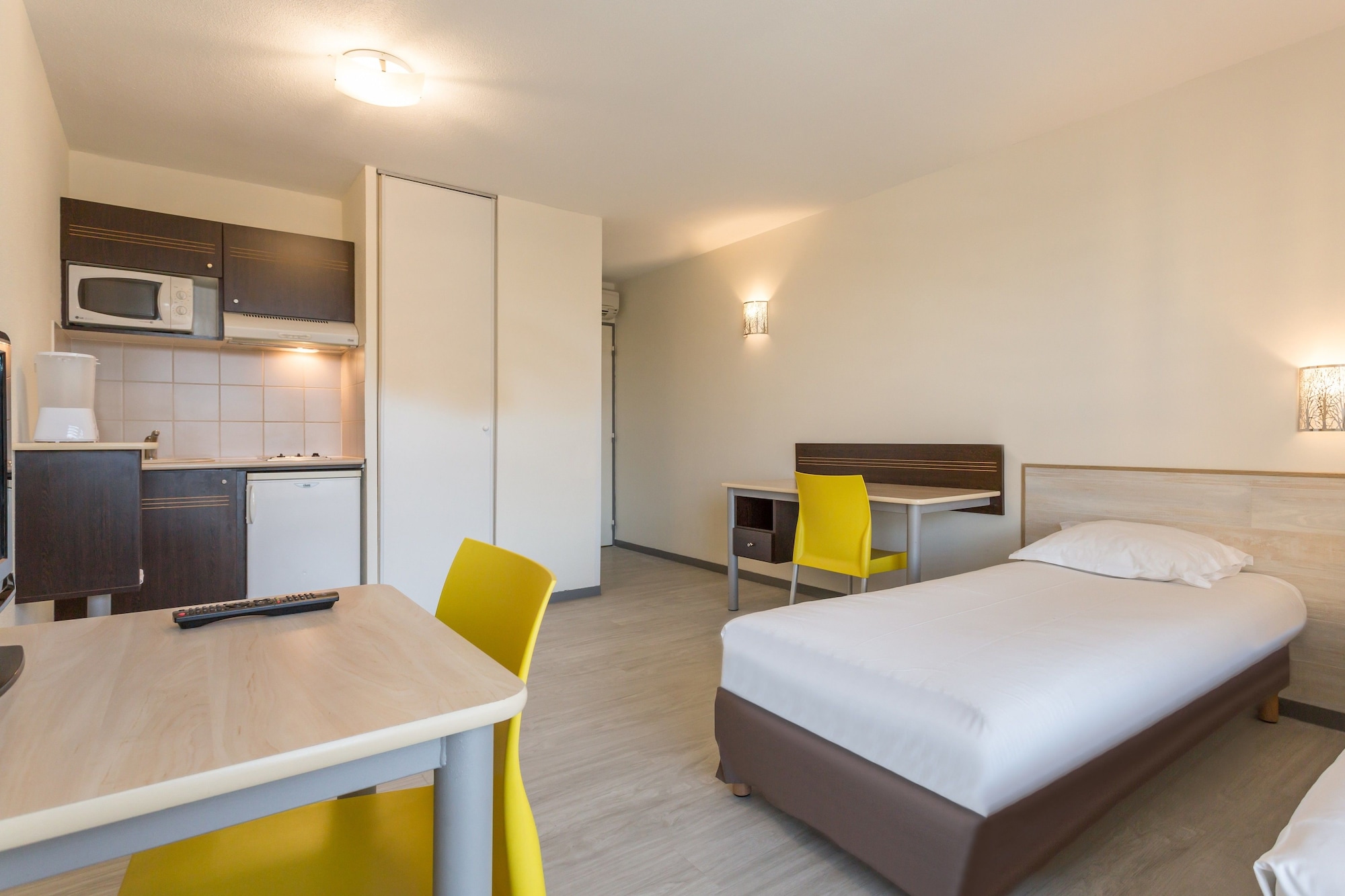 STUDIO, TWIN BEDS, KITCHENETTE