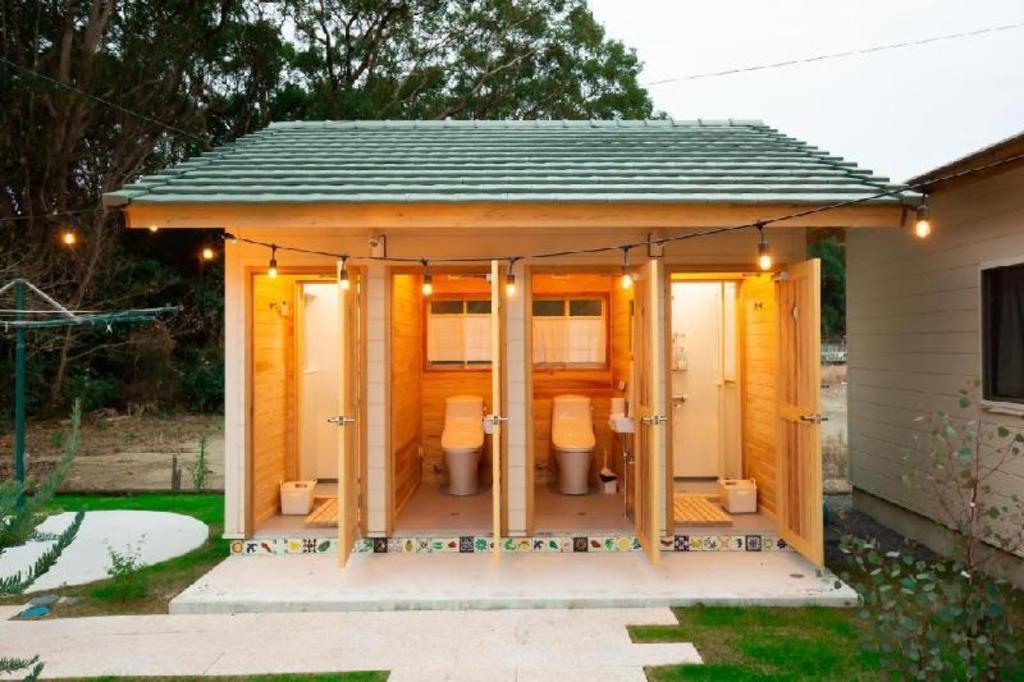 Room, Double and Twin Beds, Shared Bathroom, with Fan