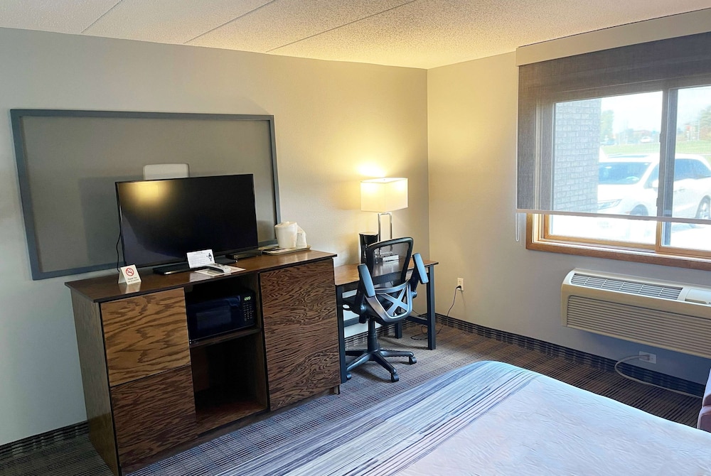 AmericInn by Wyndham Ladysmith 16/25