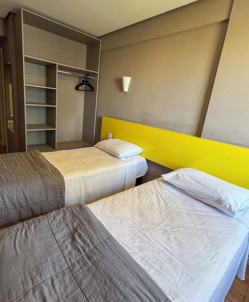 غرفة قياسية بسريرين منفصلين