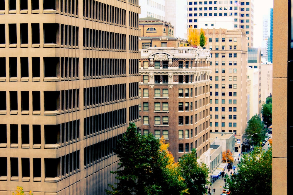 Executive Hotel Pacific 10/50