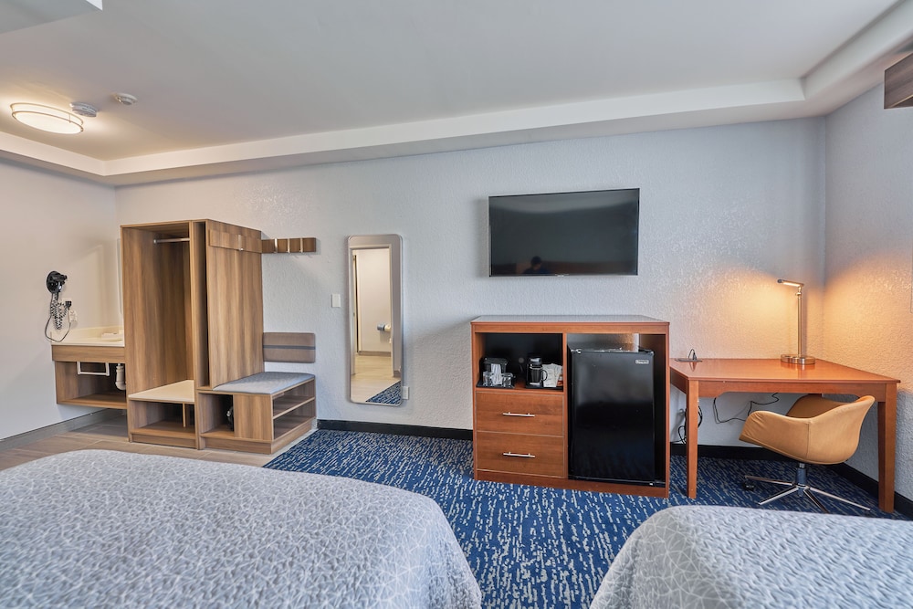 Hyannis Plaza Hotel 48/63