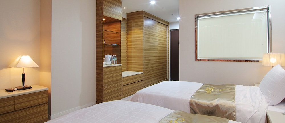 The Class 300 Hotel and Condominium 19/36