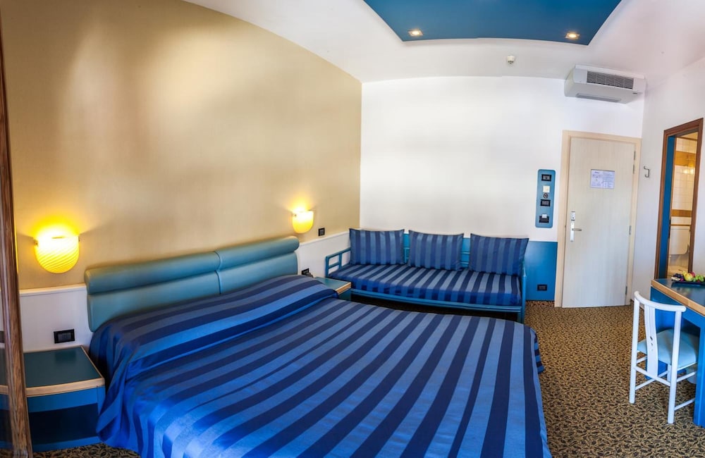 Christian Hotel 7/33