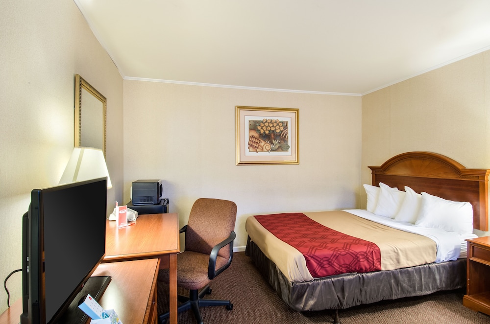 Econo Lodge Inn and Suites Northborough MA 9/22