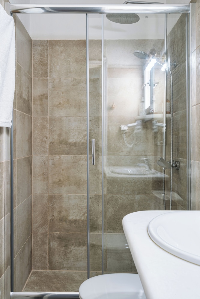 Iris Boutique Hotel 72/74