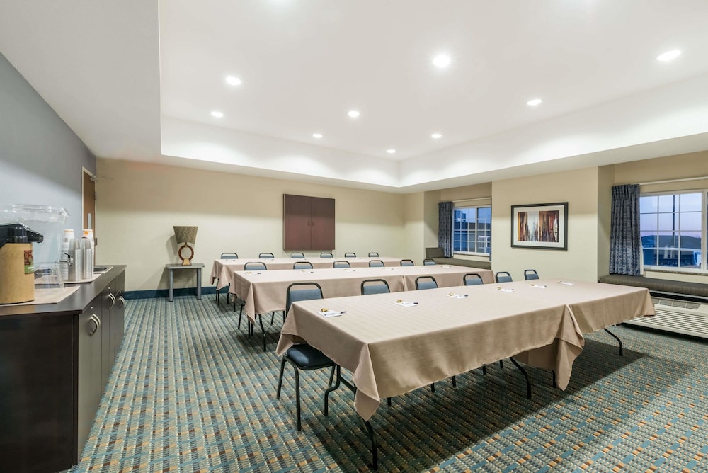 Microtel Inn And Suites By Wyndham Stanley 17/21