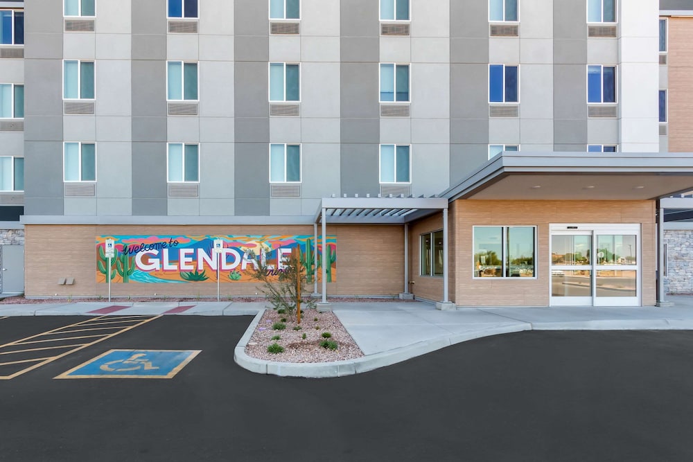 Everhome Suites Glendale Sports & Entertainment District 6/47