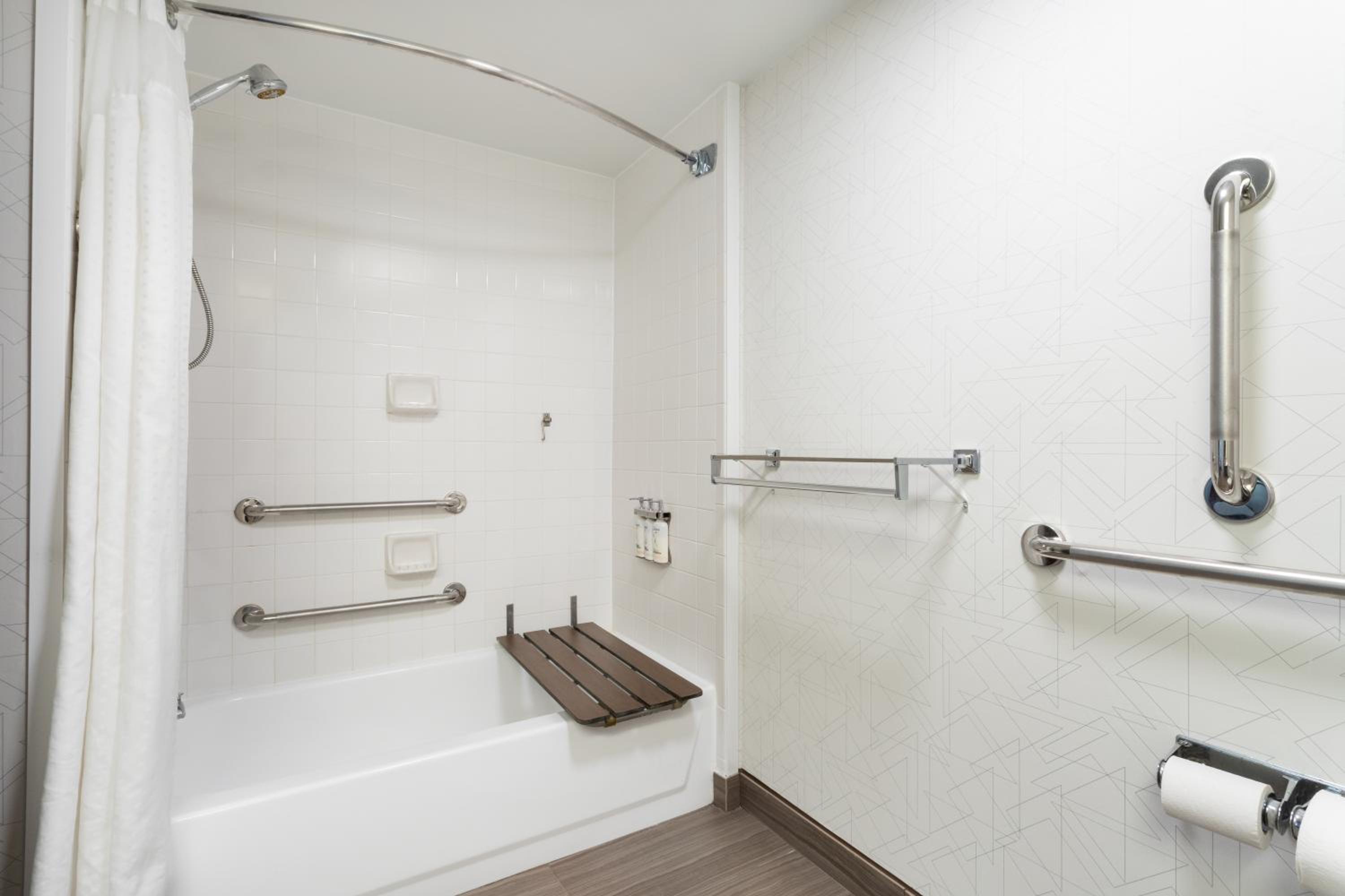 جناح بسرير كينج مع أريكة لذوي الإعاقة، Holiday Inn Express and Suites Cincinnati Riverfront, an IHG Hotel 3/3