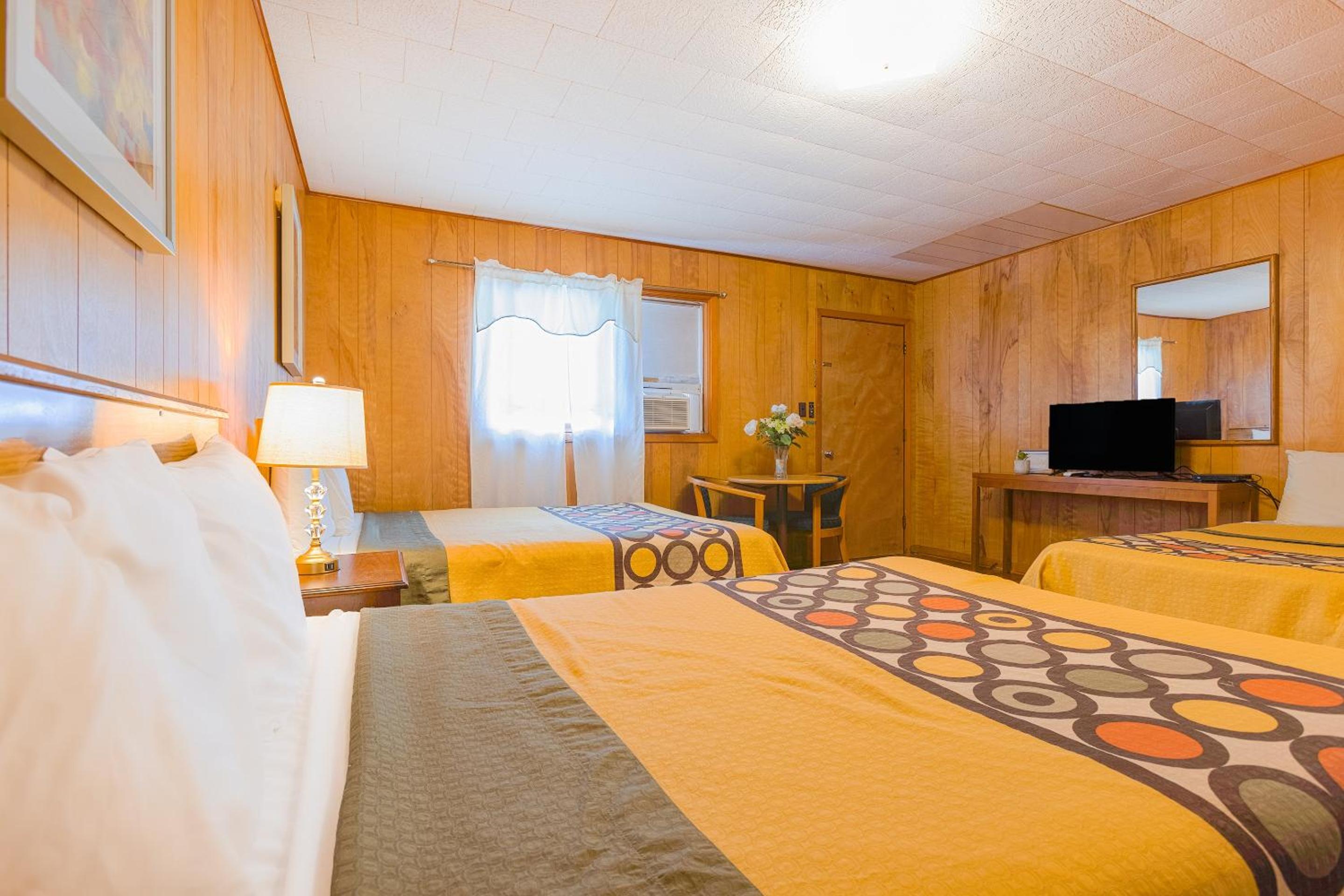 غرفة عائلية بسريرين كوين مع أريكة بمطبخ صغير، Parkside Motel by OYO Meadville Conneaut Lake 3/4