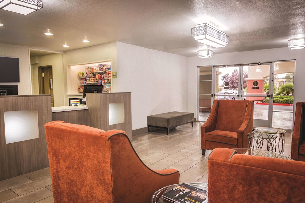 La Quinta Inn & Suites by Wyndham Las Vegas Red Rock 35/42