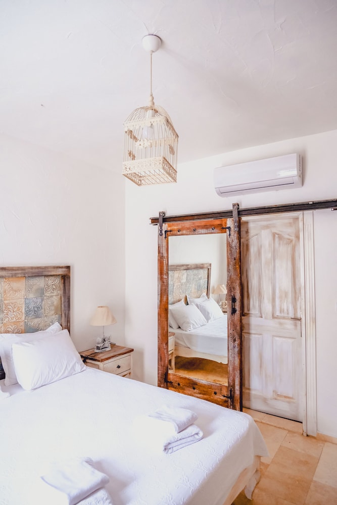DELUXE, DOUBLE BED