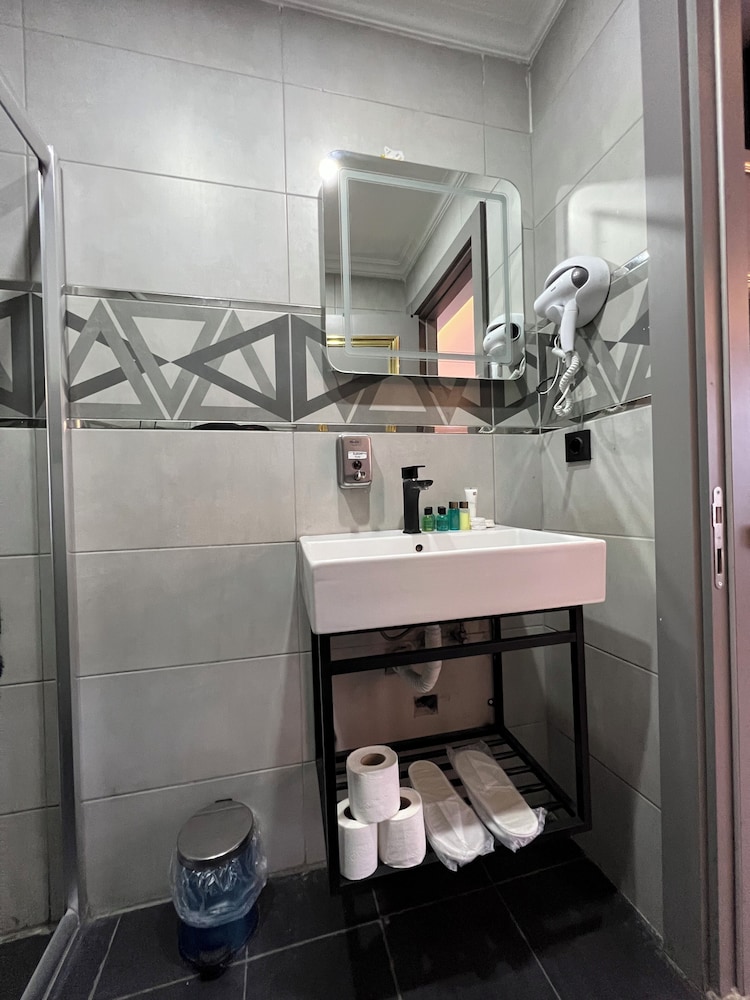 Taksim Larissa Hotel 48/50