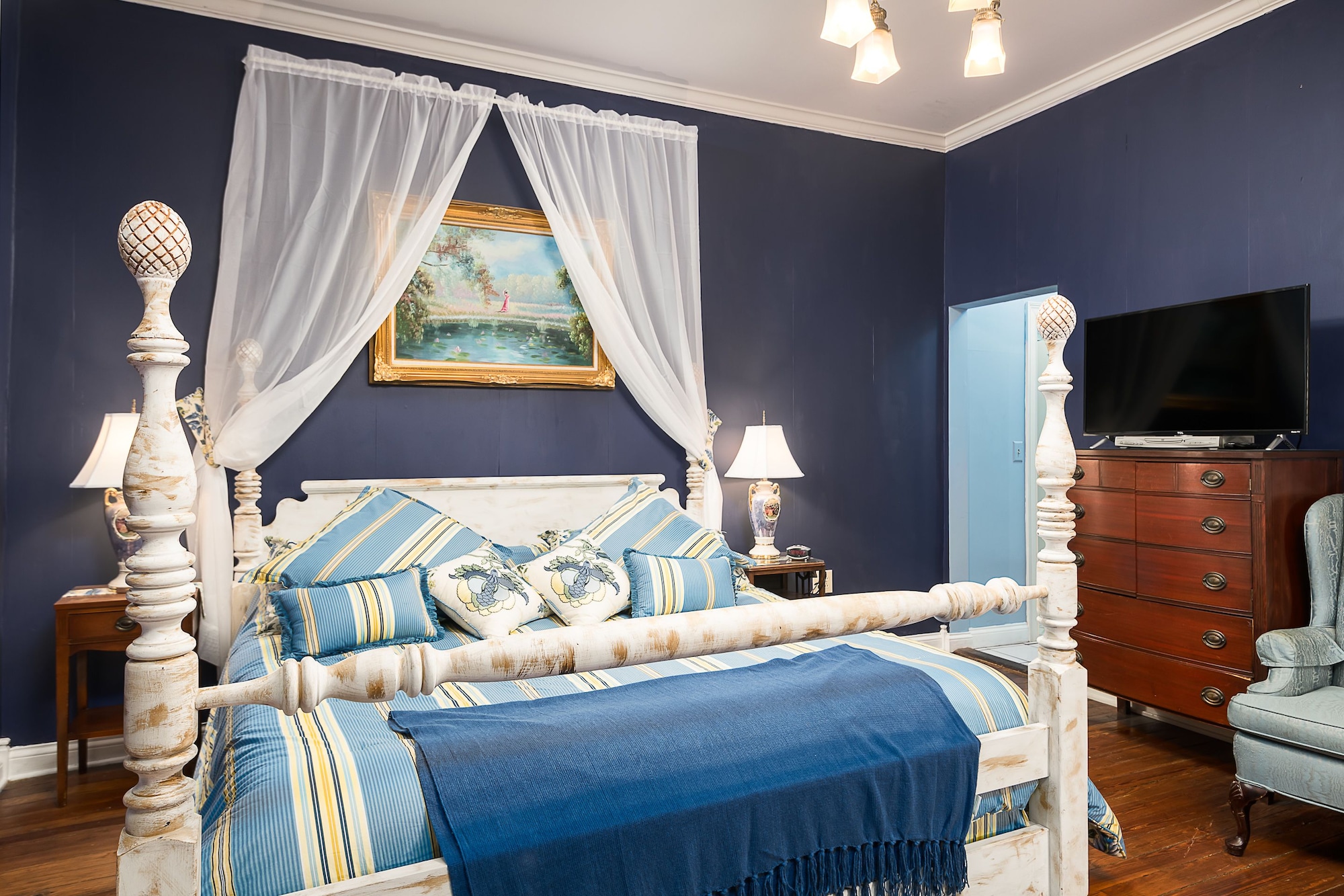 Colonial, Suite, King Bed