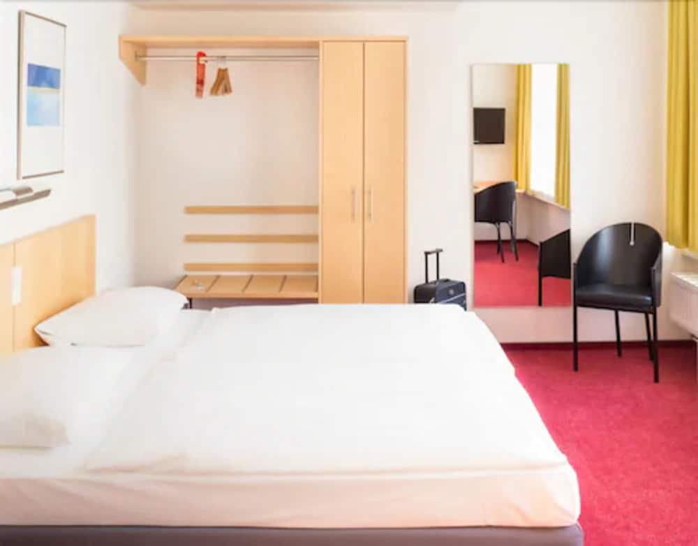 ROOM, DOUBLE BED