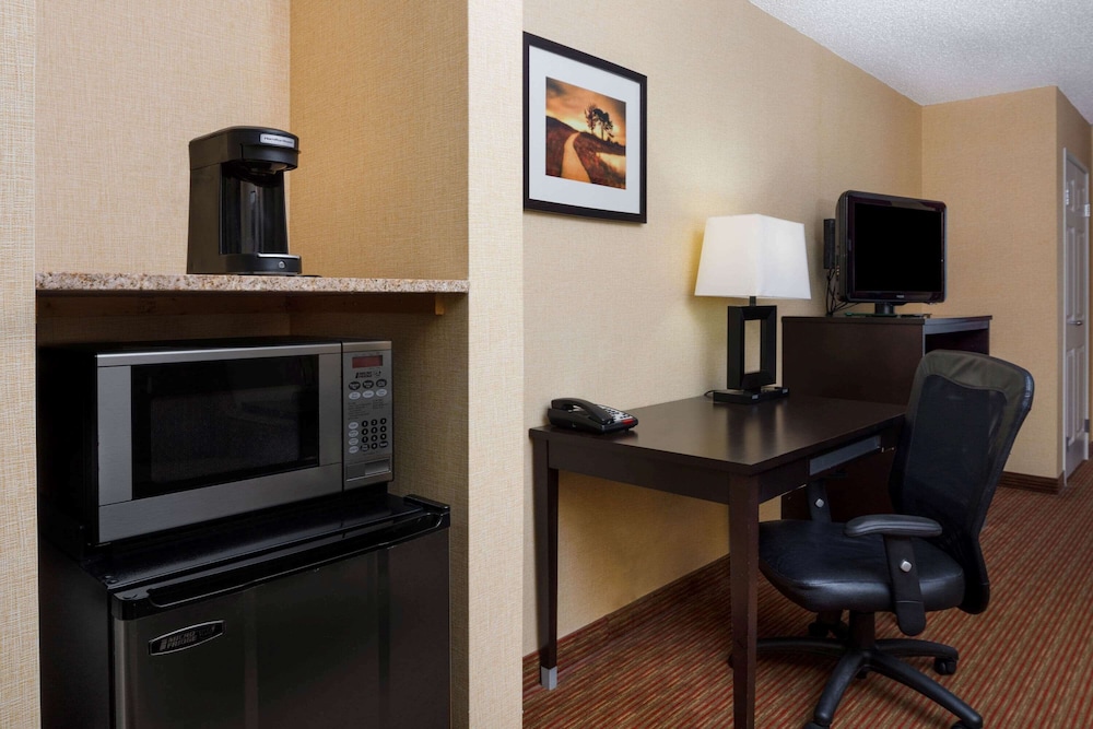 La Quinta Inn Suites Warner Robins 52/62