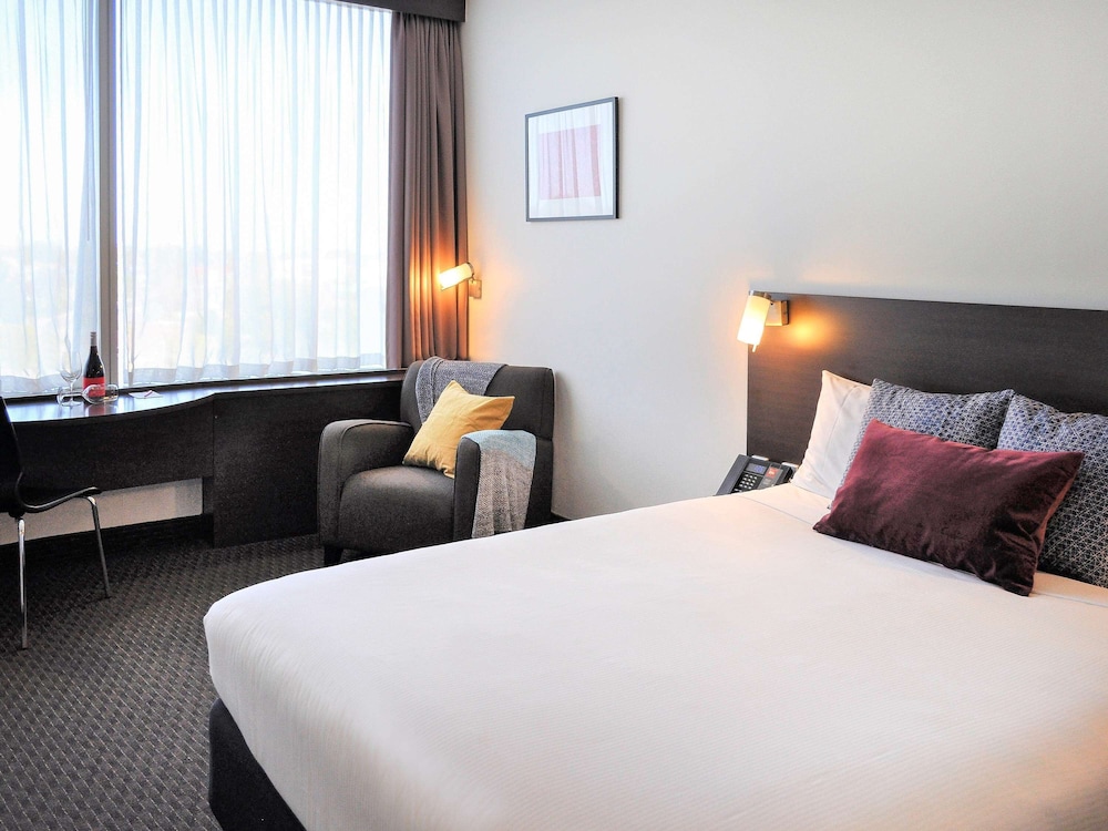 IBIS MELBOURNE GLEN WAVERLEY 10/76