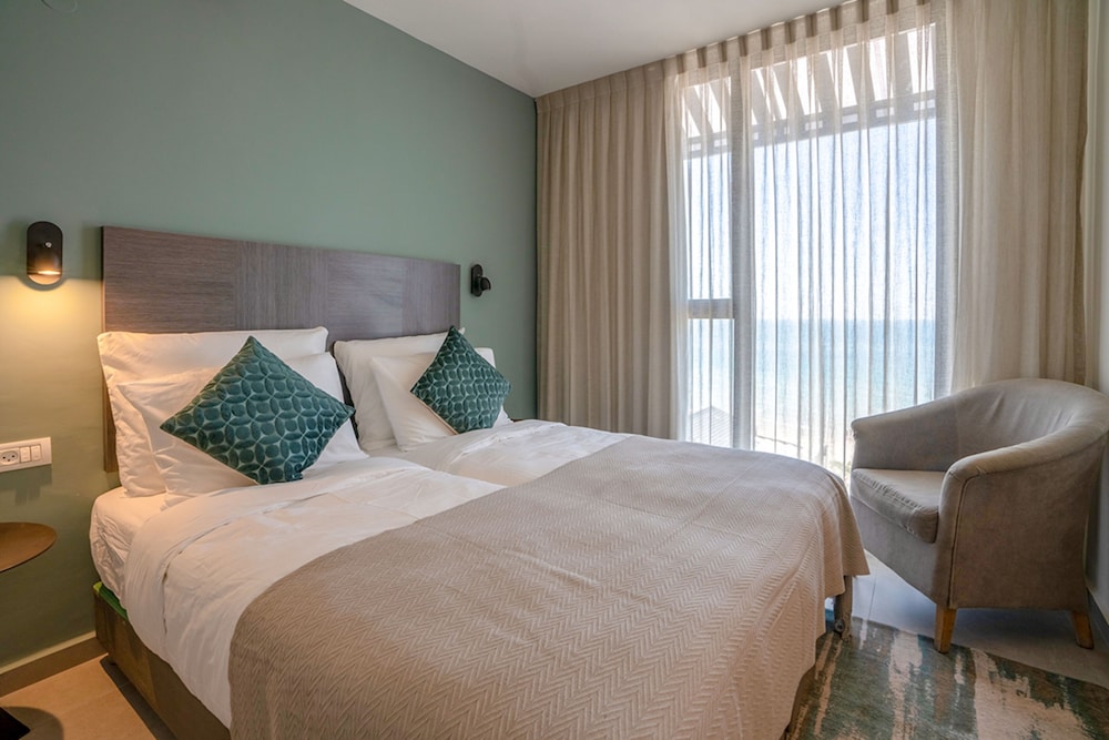 ROOM, TRIPLE