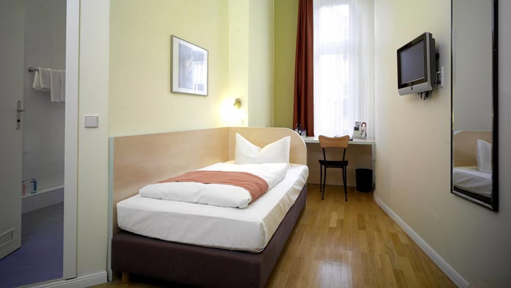 ROOM, SINGLE