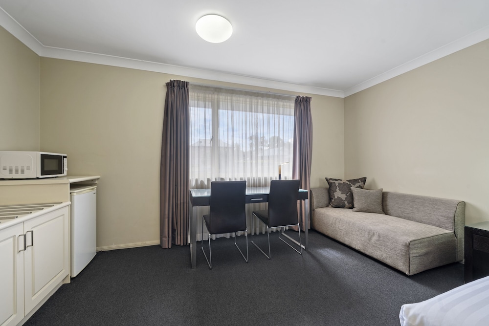 Ambassador On Ruthven Motor Inn 28/35