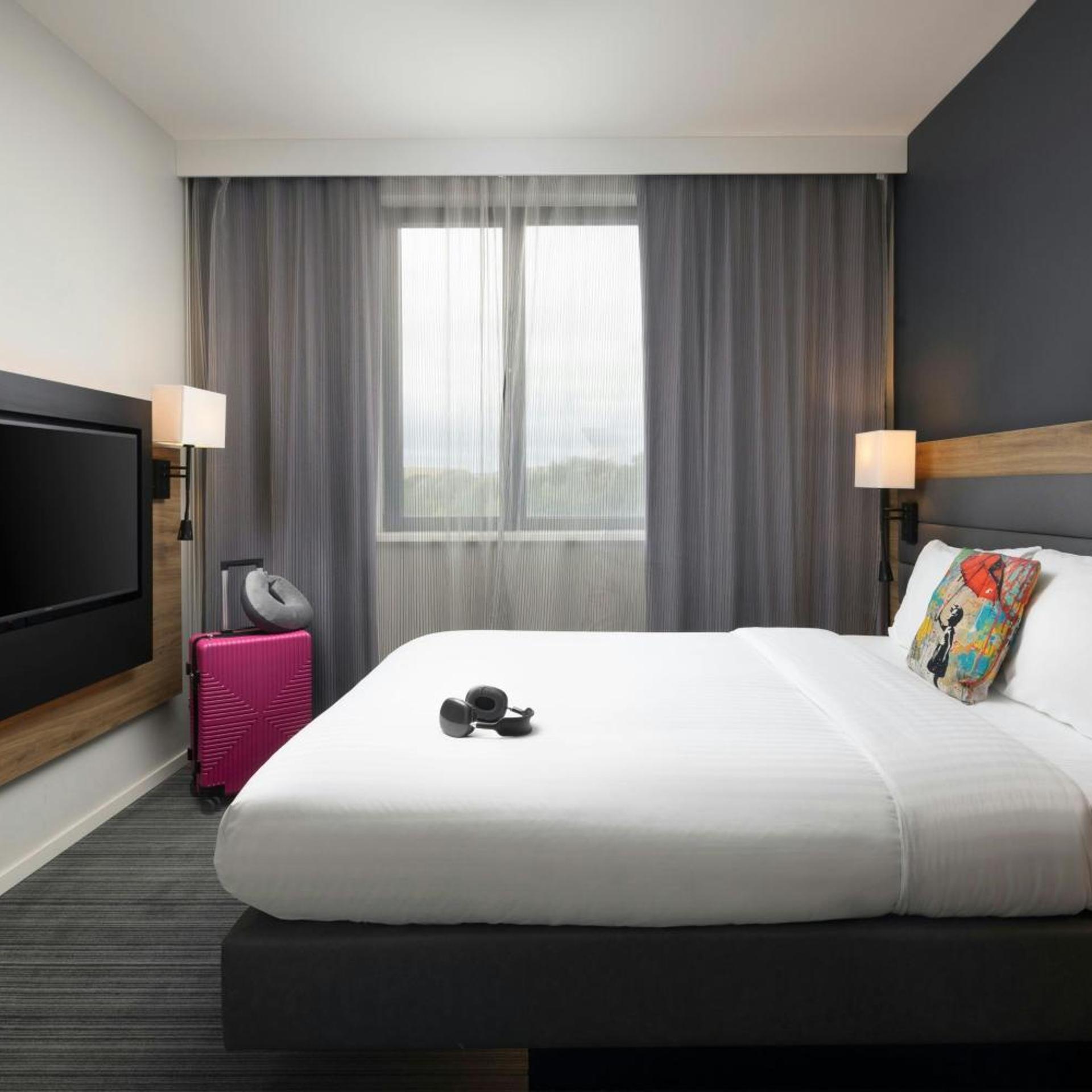 Moxy, Queen Bed