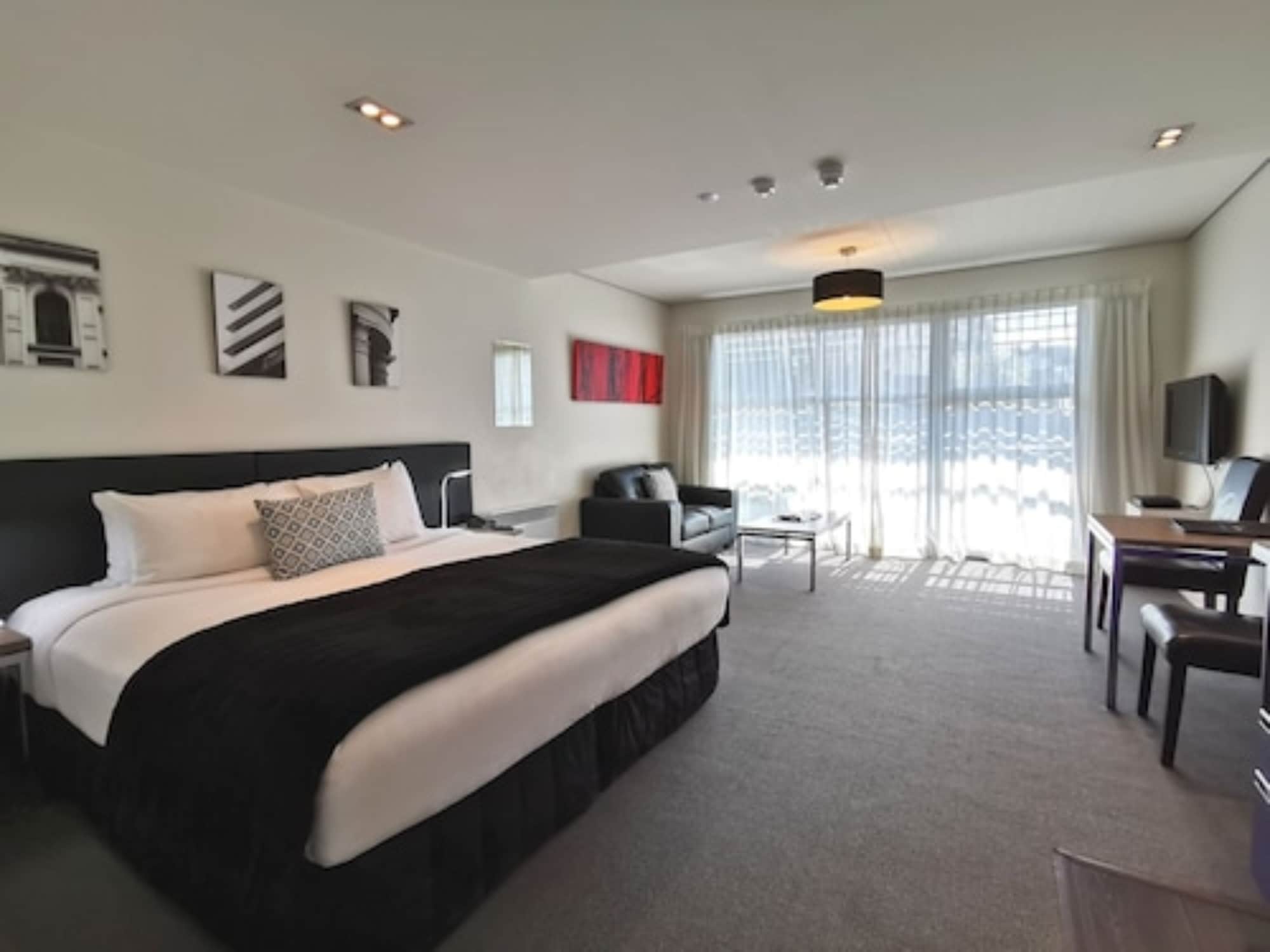 EXECUTIVE, STUDIO, BALCONY