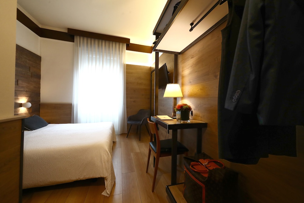 Hotel Italia 28/42