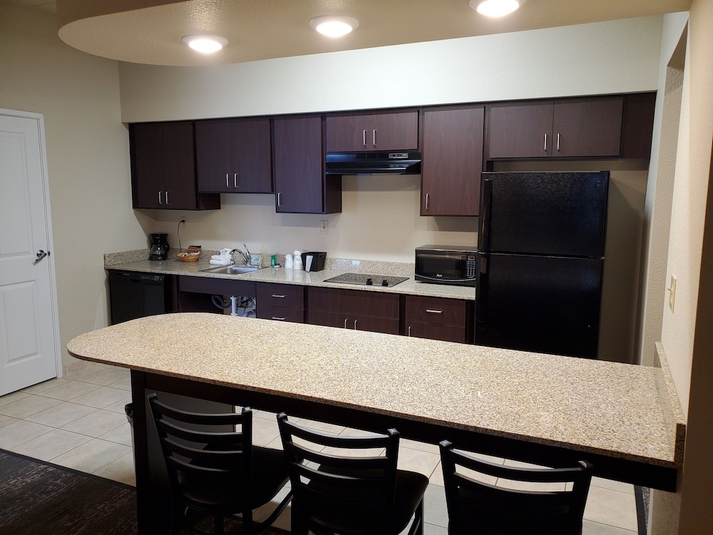 Cobblestone Suites Oshkosh 7/75
