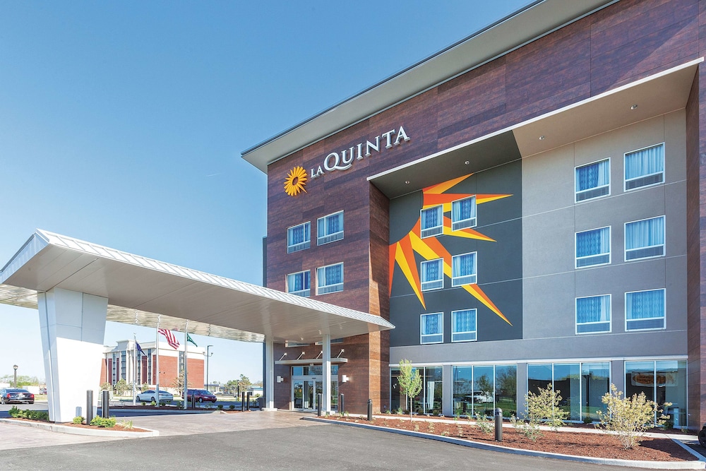 La Quinta Inn & Suites By Wyndham Terre Haute 1/44
