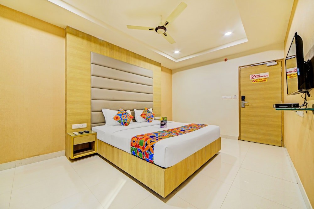 Oyo 14745 Veeraj Suites 13/50