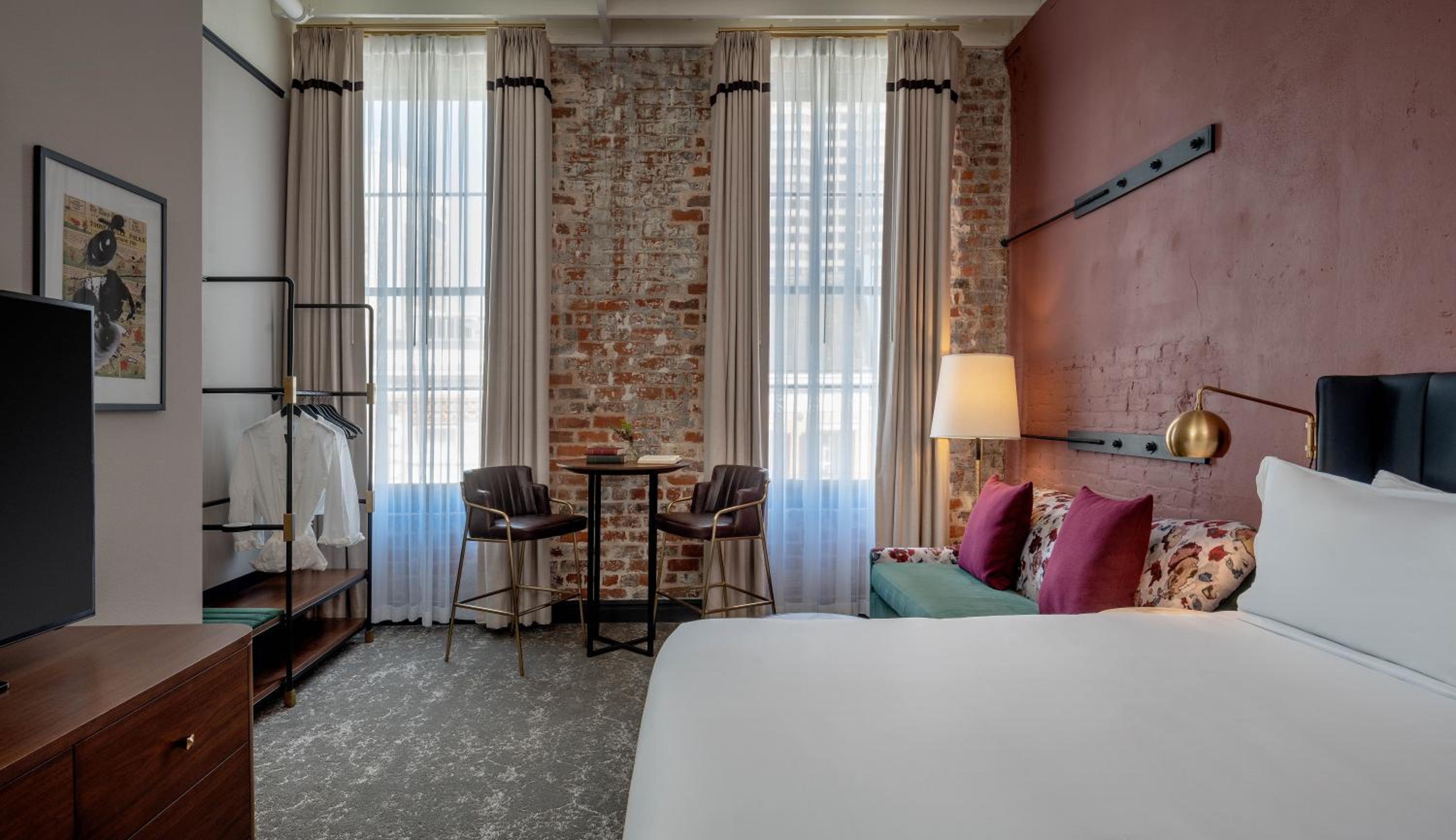 Suite, King Bed, Street View