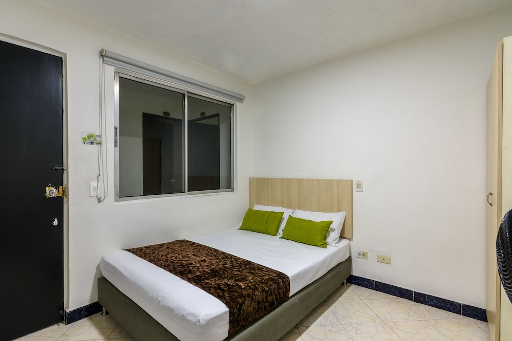 STANDARD, QUEEN BED