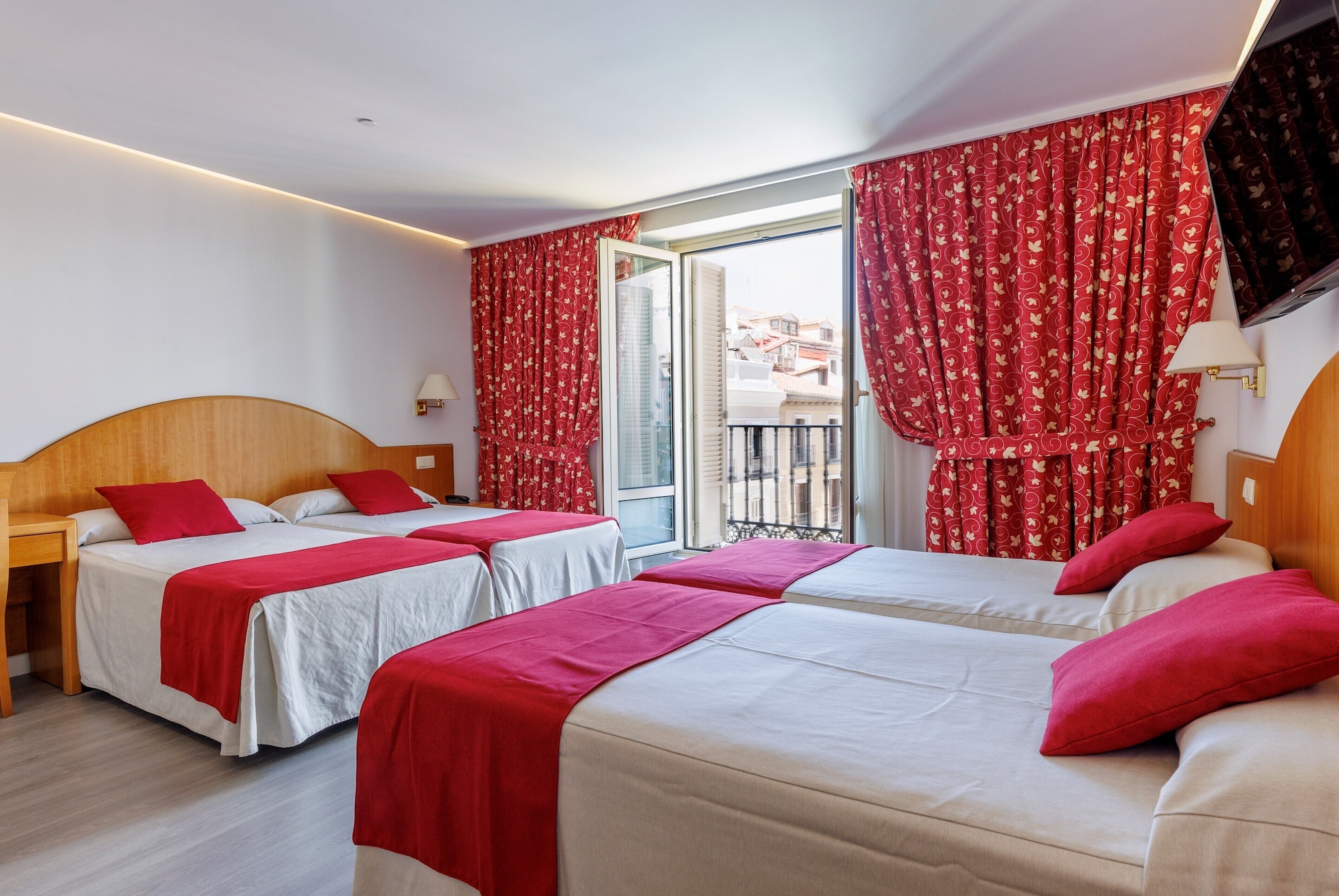 ROOM, QUADRUPLE