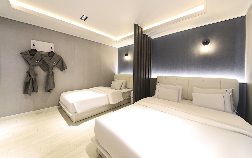 DELUXE, TWIN BEDS, CITY VIEW