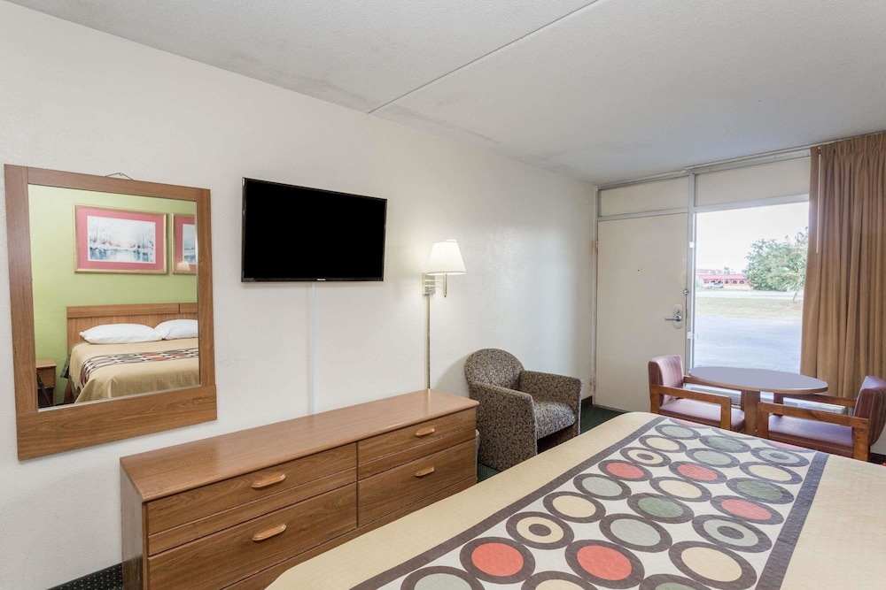 Super 8 by Wyndham Tifton 25/54