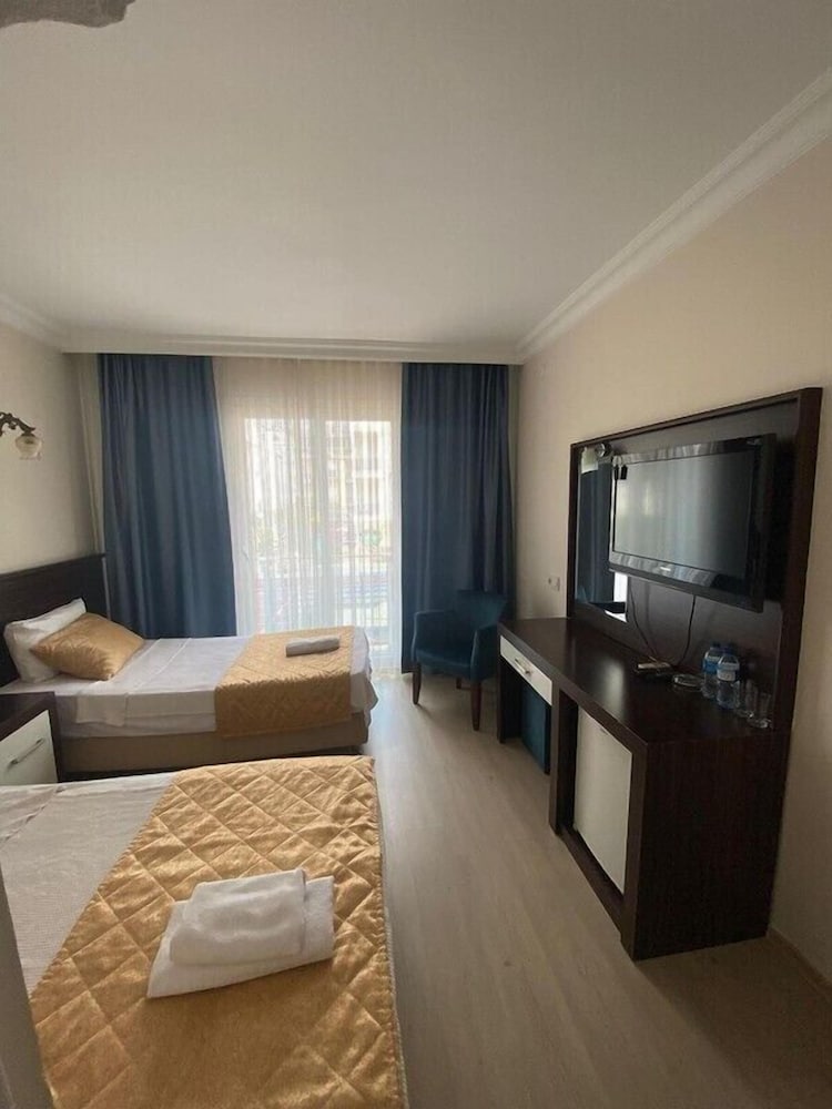 Theluna City Hotel 5/16
