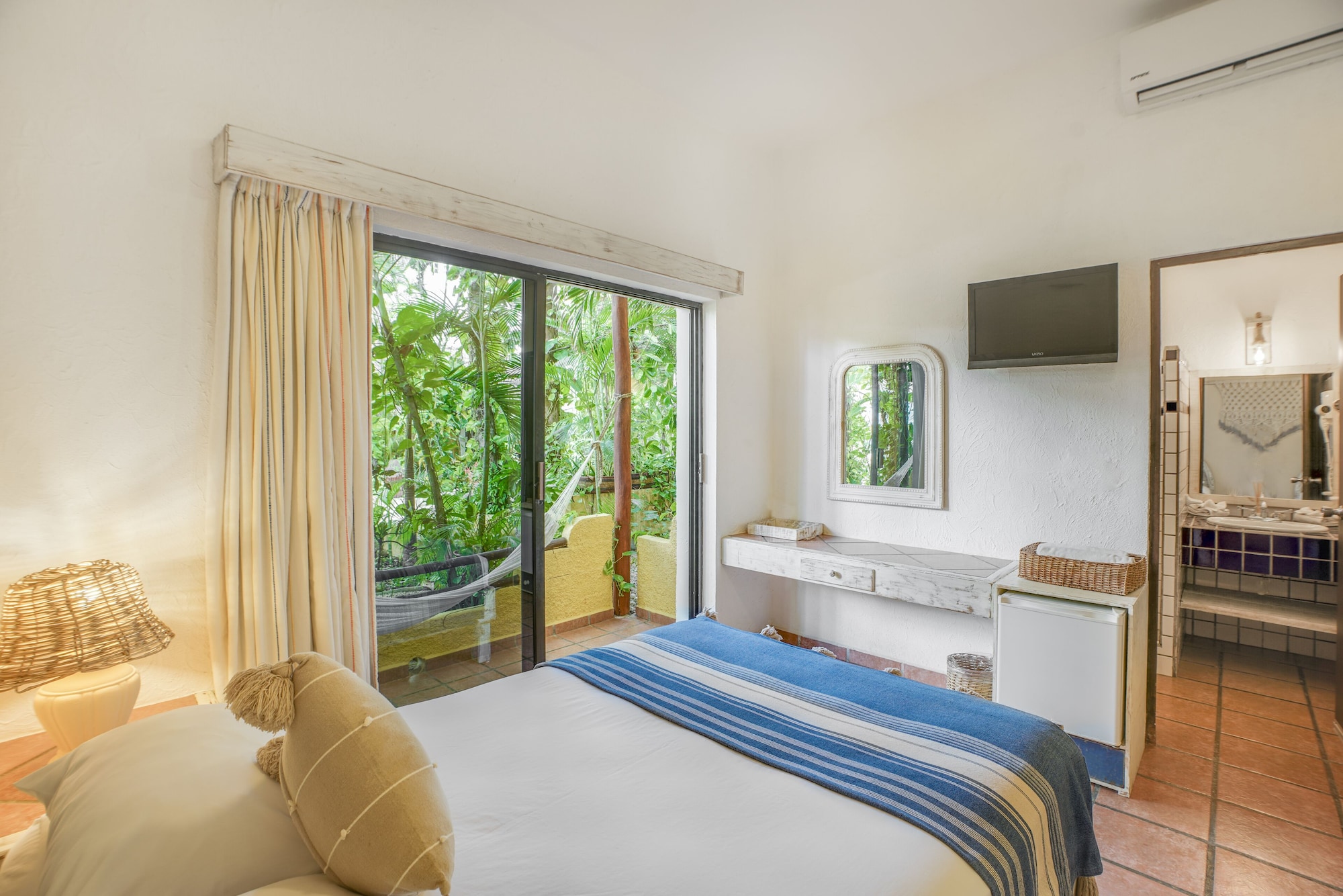 STANDARD, 2 DOUBLE BEDS, GARDEN VIEW