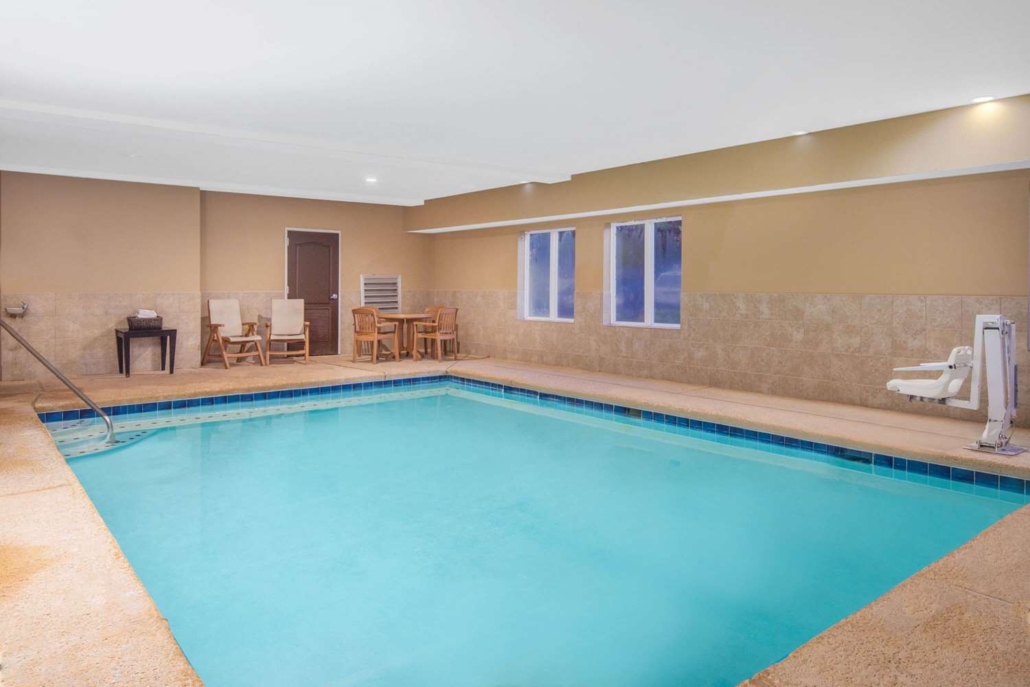 La Quinta Inn and Suites by Wyndham Atlanta Union City 18/33