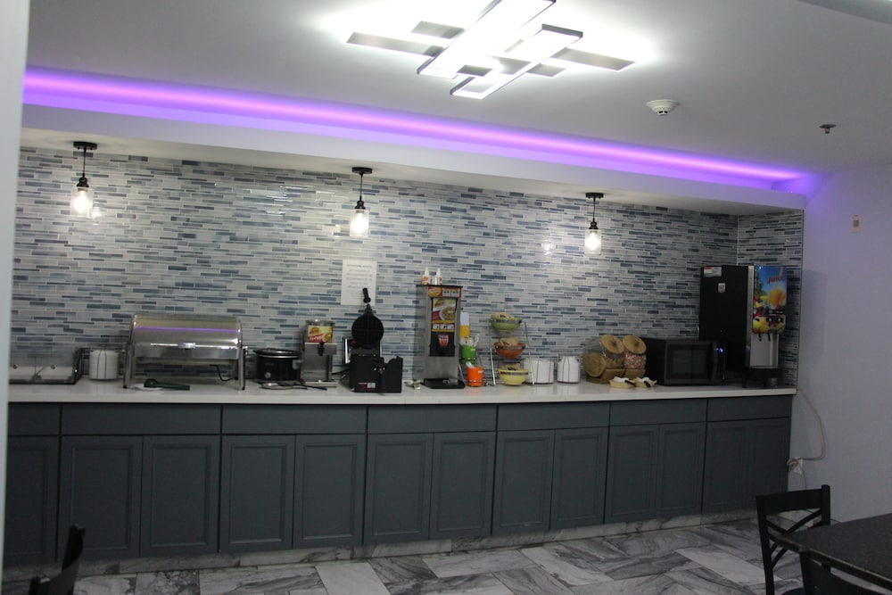 Douglas Inn And Suites 29/41