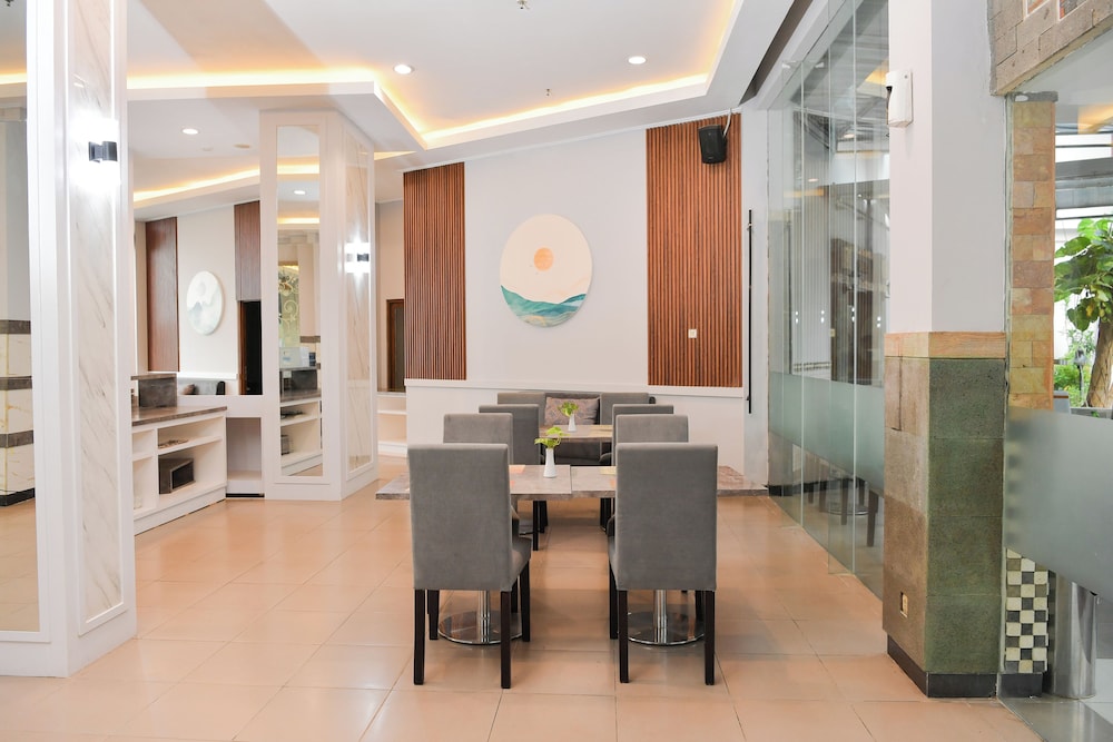 Front One Hk Resort Semarang 38/49