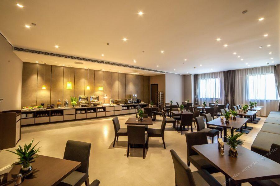 Home Inn Plus (Wuxi Zhongshan Road Shenglimen Metro Station) 53/57