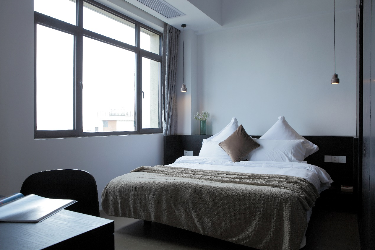 Exquisite Queen Bed Studio