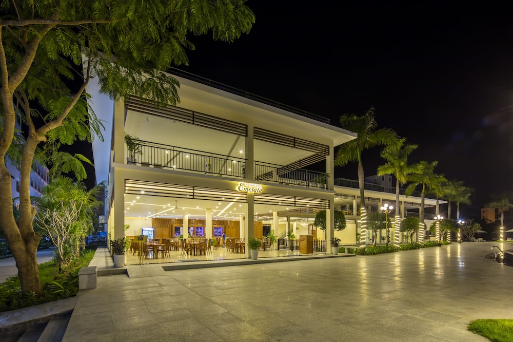 Diamond Bay Condotel Resort Nha Trang 2/77