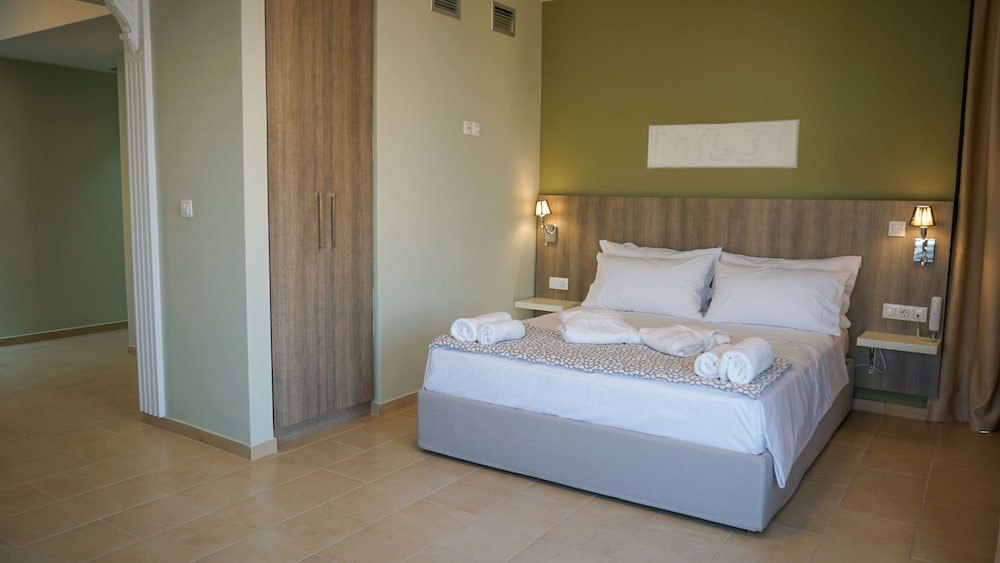DELUXE, DOUBLE BED, POOL VIEW