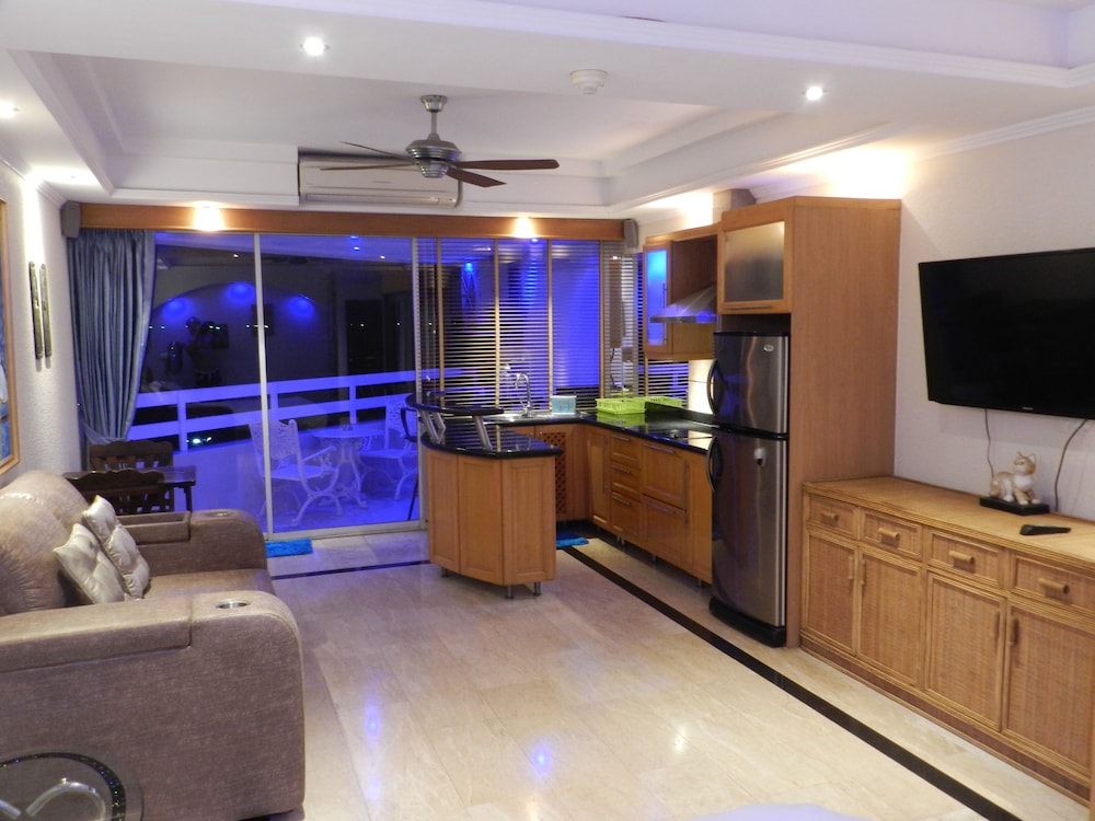 Alex Group Jomtien Plaza Condotel 25/50