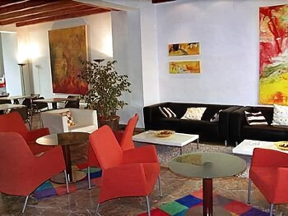 L Hostal 33/37